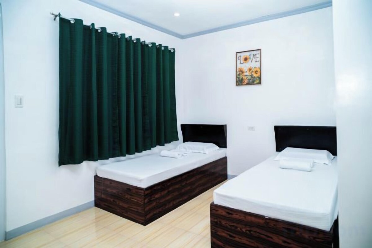 Rollaway beds (surcharge), bed sheets