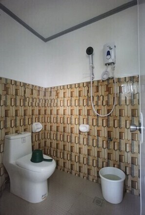 Family Double Room | Bathroom | Shower, rainfall showerhead, soap, shampoo