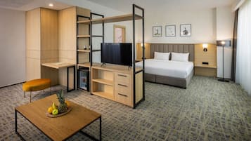 Junior Suite, 1 King Bed, Non Smoking, City View | Premium bedding, minibar, in-room safe, desk