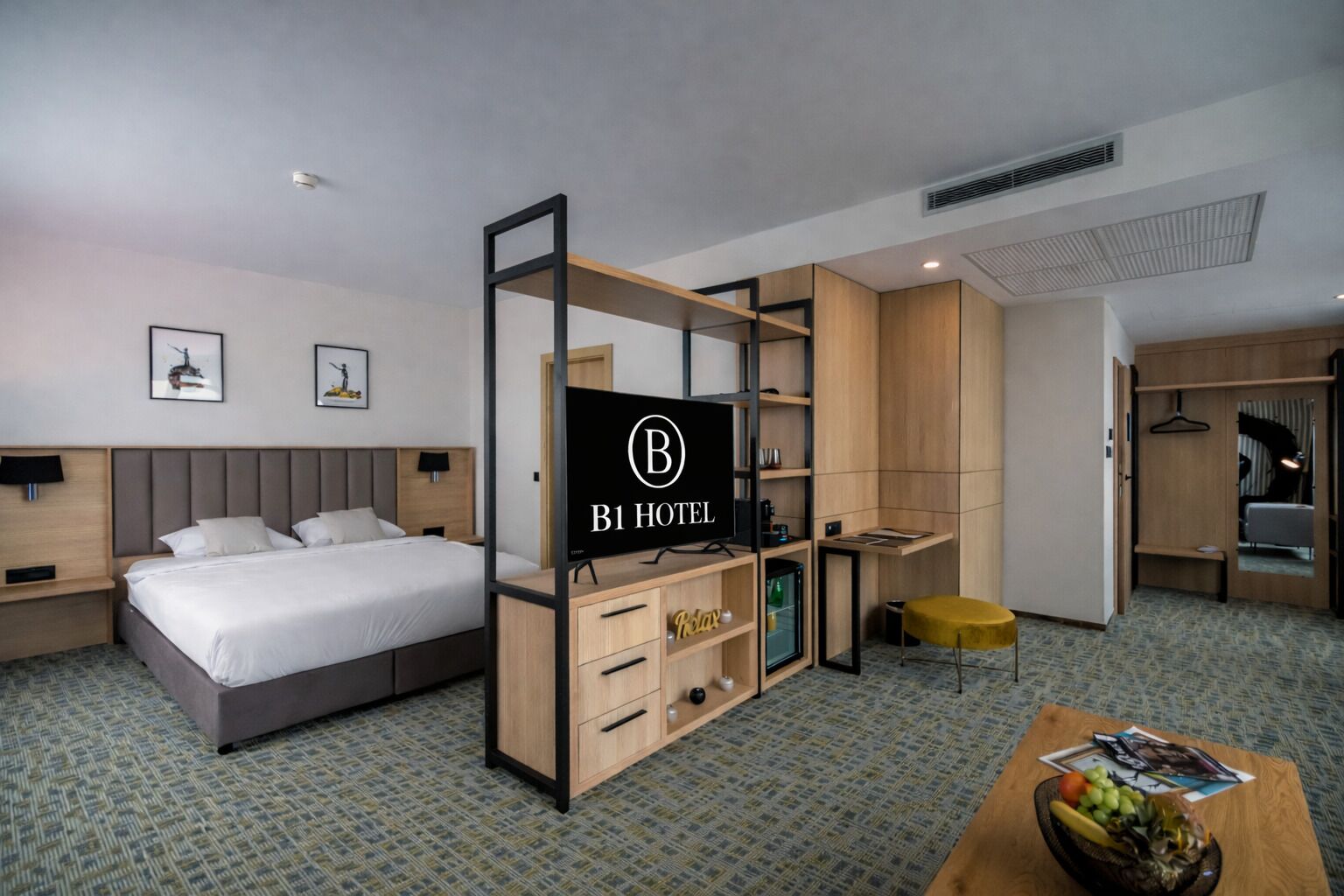 Junior Suite, 1 King Bed | Premium bedding, minibar, in-room safe, desk
