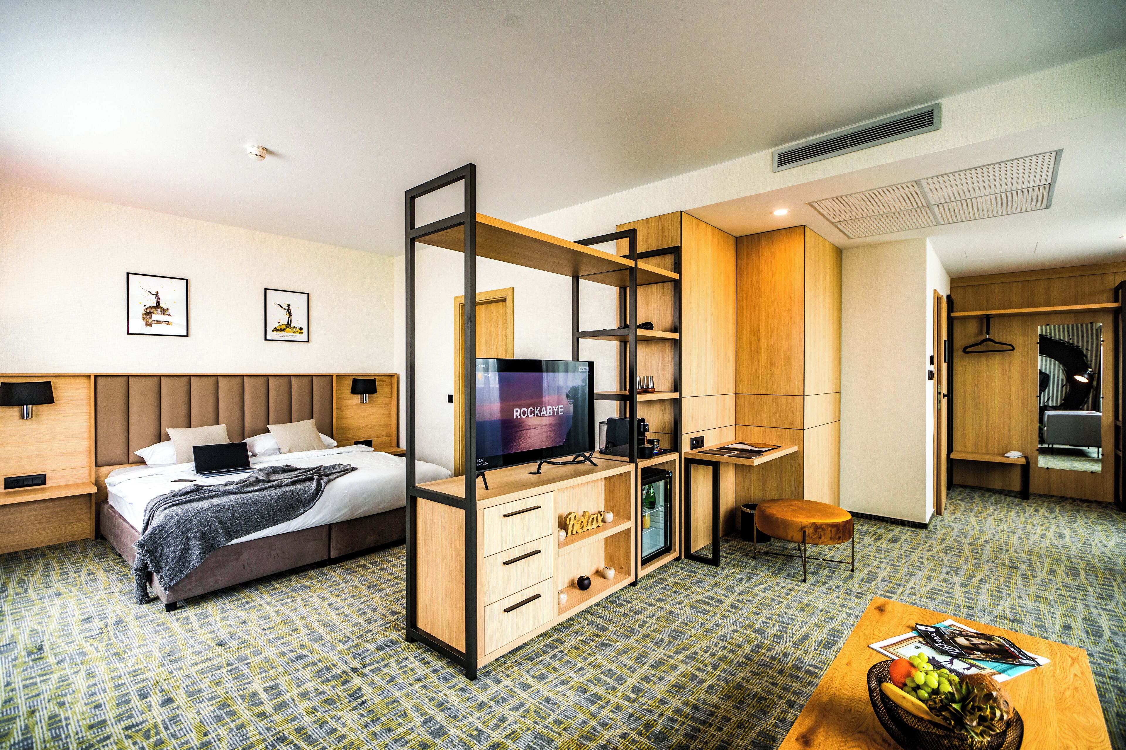 junior suite, 1 king bed | premium bedding, minibar, in-room safe, desk