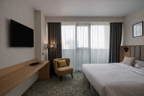 Kamar Standar | Seprai premium, minibar, brankas, dan meja kerja