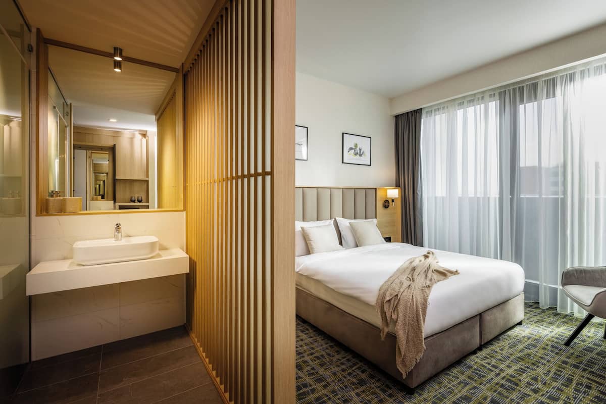standard double room | premium bedding, minibar, in-room safe, desk