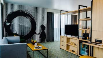 Suite Junior, 1 Tempat Tidur King | Seprai premium, minibar, brankas, dan meja kerja