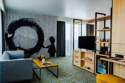 Suite Junior, 1 letto king, non fumatori, vista città | Biancheria da letto di alta qualità, minibar, una cassaforte in camera