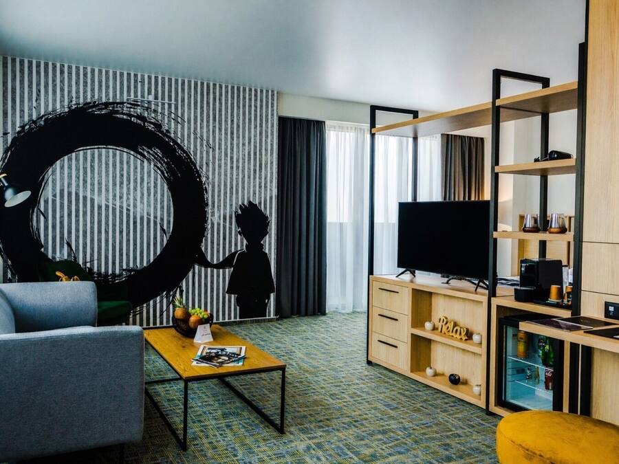 Junior Suite, 1 King Bed, Non Smoking, City View | Premium bedding, minibar, in-room safe, desk