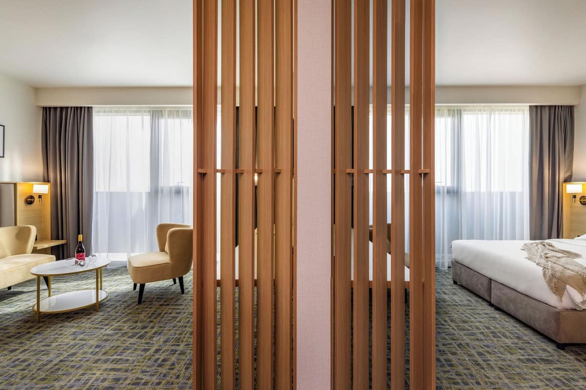 executive suite | premium bedding, minibar, in-room safe, desk