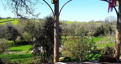 Propriéte Dans un Petit Village vue sur la Campagne Santier Randonnées et lac