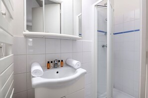 Badekar, hårføner og håndklær