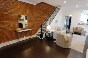 Interior - Cherry Blossom | Capitol Hill | Patio + Walkable (Washington)