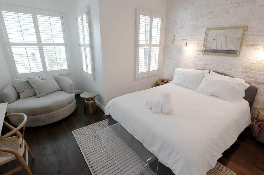 2 bedrooms, desk, iron/ironing board, WiFi