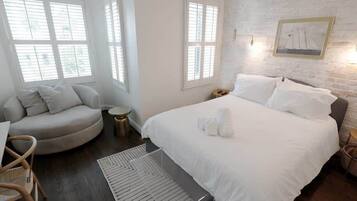 2 bedrooms, desk, iron/ironing board, WiFi