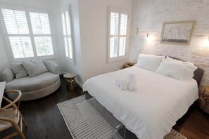 2 bedrooms, desk, iron/ironing board, WiFi - Cherry Blossom | Capitol Hill | Patio + Walkable (Washington)