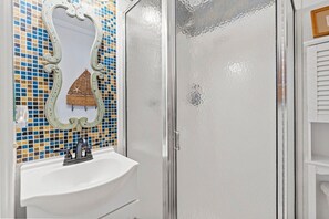 Tina, toallas, papel de baño 