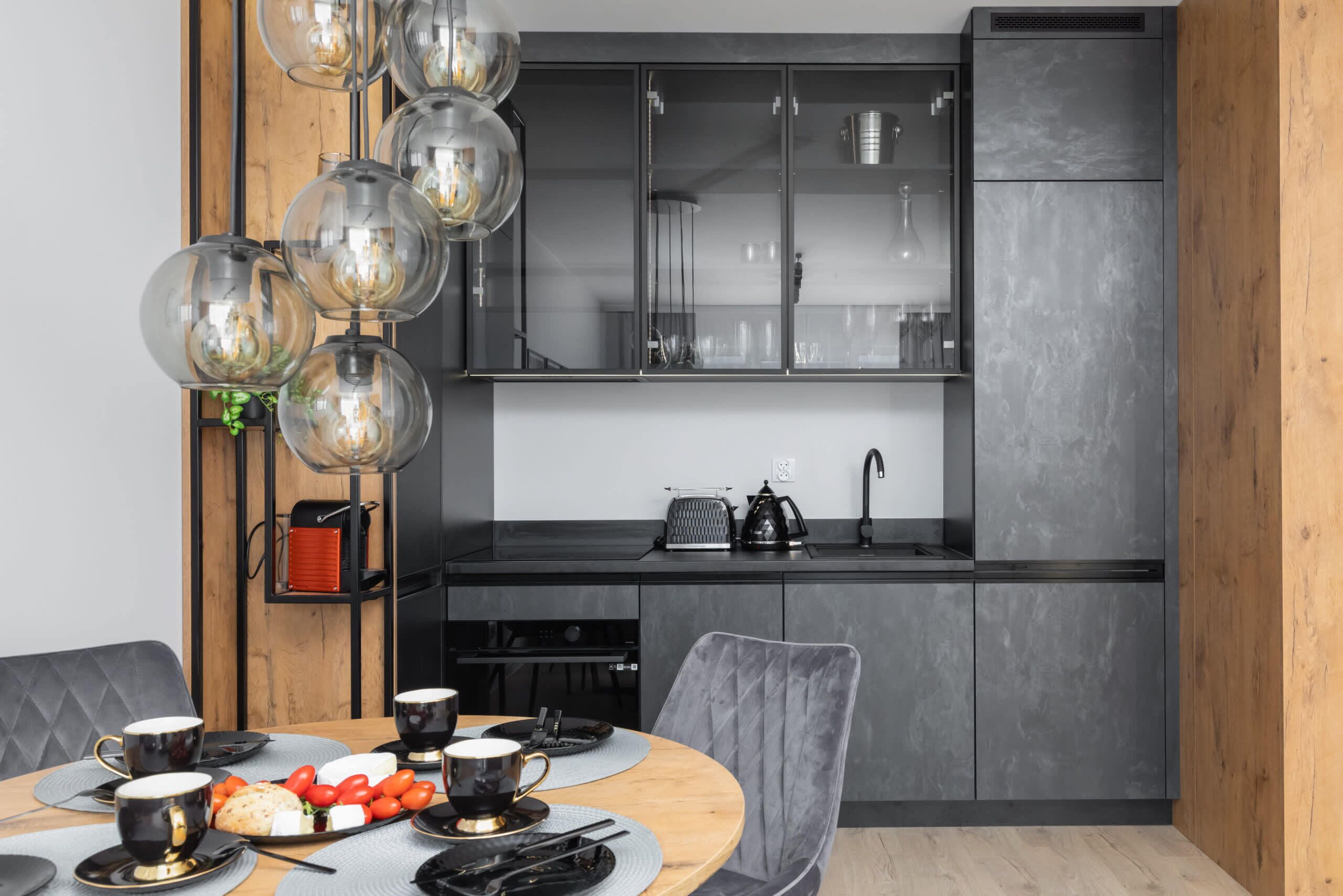 Een koelkast, een magnetron, een kookplaat, een vaatwasser