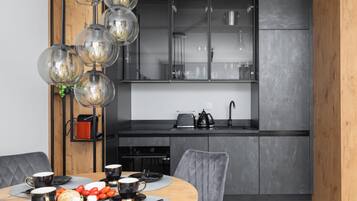 Een koelkast, een magnetron, een kookplaat, een vaatwasser