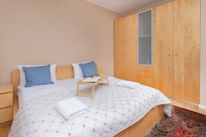 3 bedrooms, iron/ironing board, WiFi, bed sheets