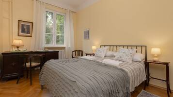 2 bedrooms, desk, iron/ironing board, internet