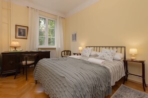 2 bedrooms, desk, iron/ironing board, internet