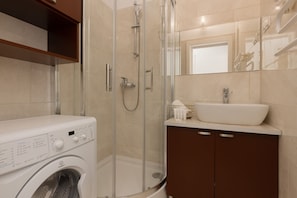 Douche, séchoir à cheveux, serviettes fournies, shampooing