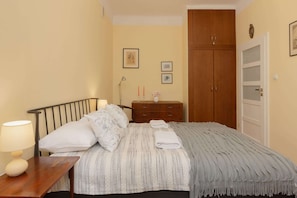 2 chambres, bureau, fer et planche à repasser, accès Internet