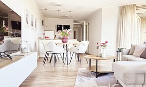 Living area - 1 - 4 Personen 1. Etage, Haustiere Willkommen Balkonausrichtung Nach Osten mit Freier Aussicht in die Dünen 2 Schlafzimmer, 1 Badezimmer mit Dusche und Badewanne, WC Separat (Nes)