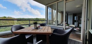 Outdoor dining - 1 - 4 Personen 1. Etage, Haustiere Willkommen Balkonausrichtung Nach Osten mit Freier Aussicht in die Dünen 2 Schlafzimmer, 1 Badezimmer mit Dusche und Badewanne, WC Separat (Nes)