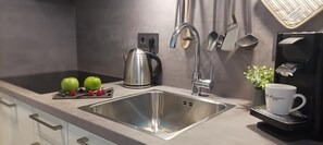 Een koelkast, een magnetron, een oven, een vaatwasser