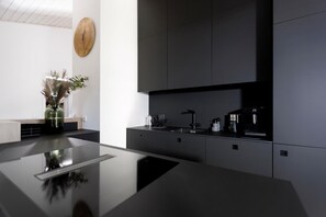 Kjøleskap, mikrobølgeovn, ovn og oppvaskmaskin