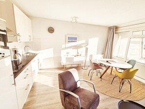 Fridge, microwave, oven, dishwasher - Zonzijde 76 (Ameland)
