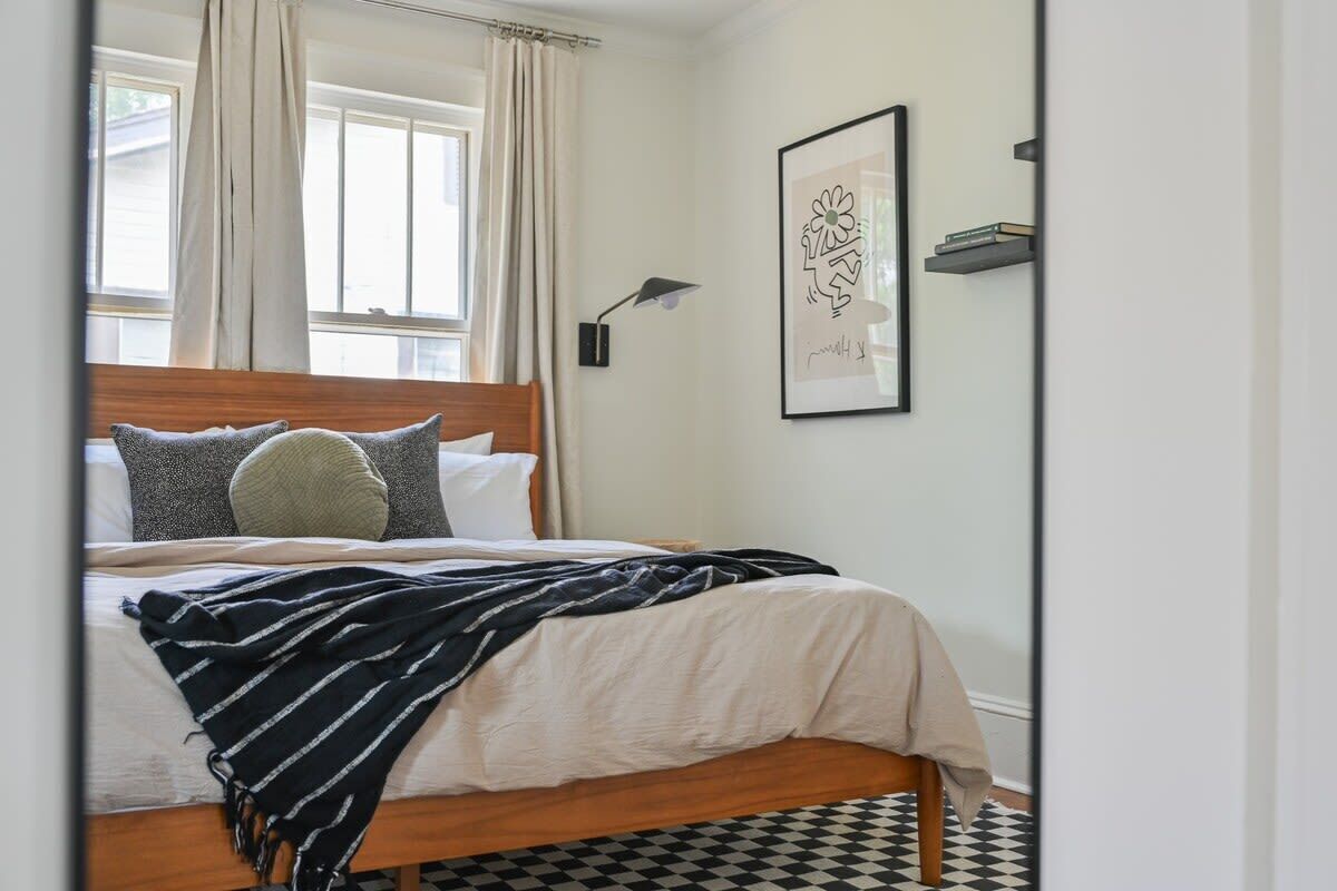 2 bedrooms, iron/ironing board, WiFi, bed sheets