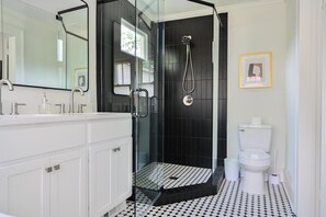 Baignoire, séchoir à cheveux, serviettes fournies, shampooing