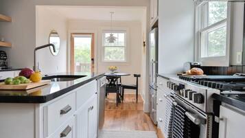 Kjøleskap, mikrobølgeovn, ovn og kokeplater