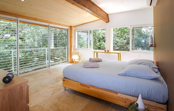 5 chambres, fer et planche à repasser, lit de bébé portatif