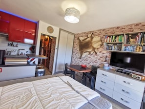 1 bedroom, bed sheets