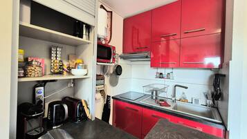 Fridge, microwave, oven, coffee/tea maker
