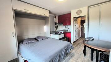 1 bedroom, bed sheets