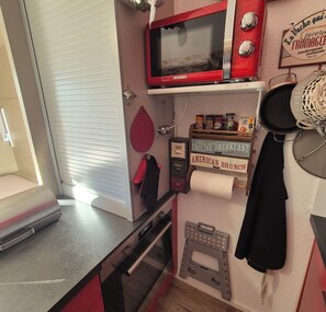 Kylskåp, mikrovågsugn, ugn och kaffe- och tebryggare