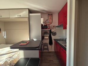 Refrigerador, microondas, horno y cafetera y tetera 