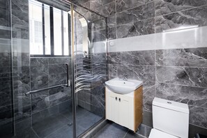 Dusj, hårføner, håndklær og såpe