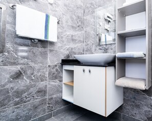 Douche, séchoir à cheveux, serviettes fournies, savon