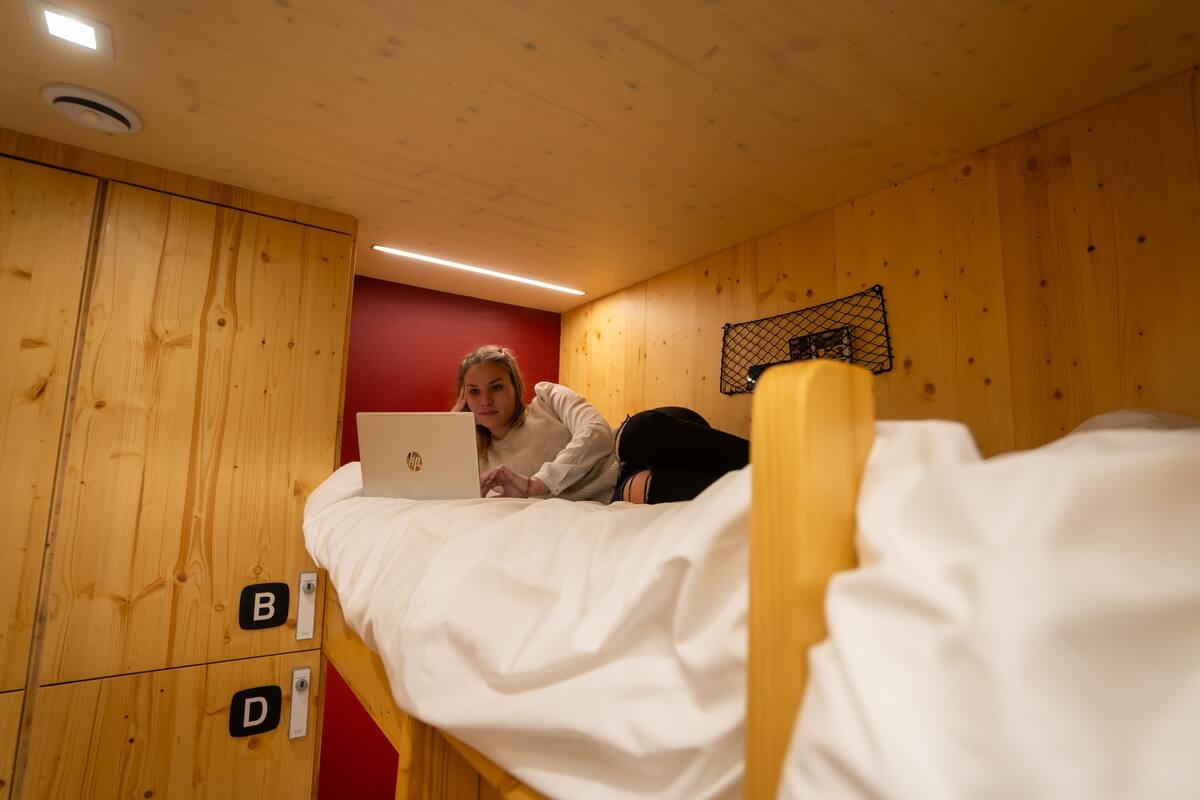 Kerrossänky, jonka alaosassa on kannettava tietokone.