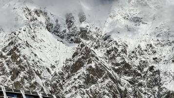 Una montaña cubierta de nieve con un edificio que muestra un letrero que dice "RESTAURANT".