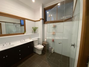 Douche, séchoir à cheveux, bidet, serviettes fournies