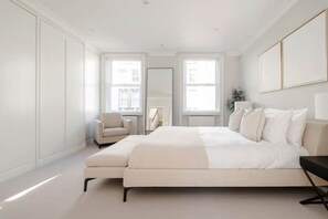 3 soverom, safe på rommet, strykejern/-brett og reiseseng for barn