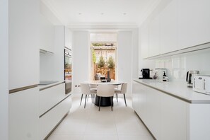 Réfrigérateur, four à micro-ondes, un four, surface de cuisson
