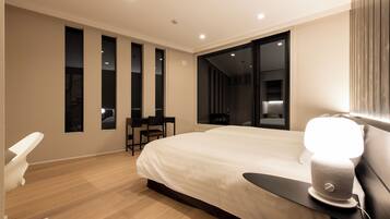 5 bedrooms, in-room safe, desk, cots/infant beds