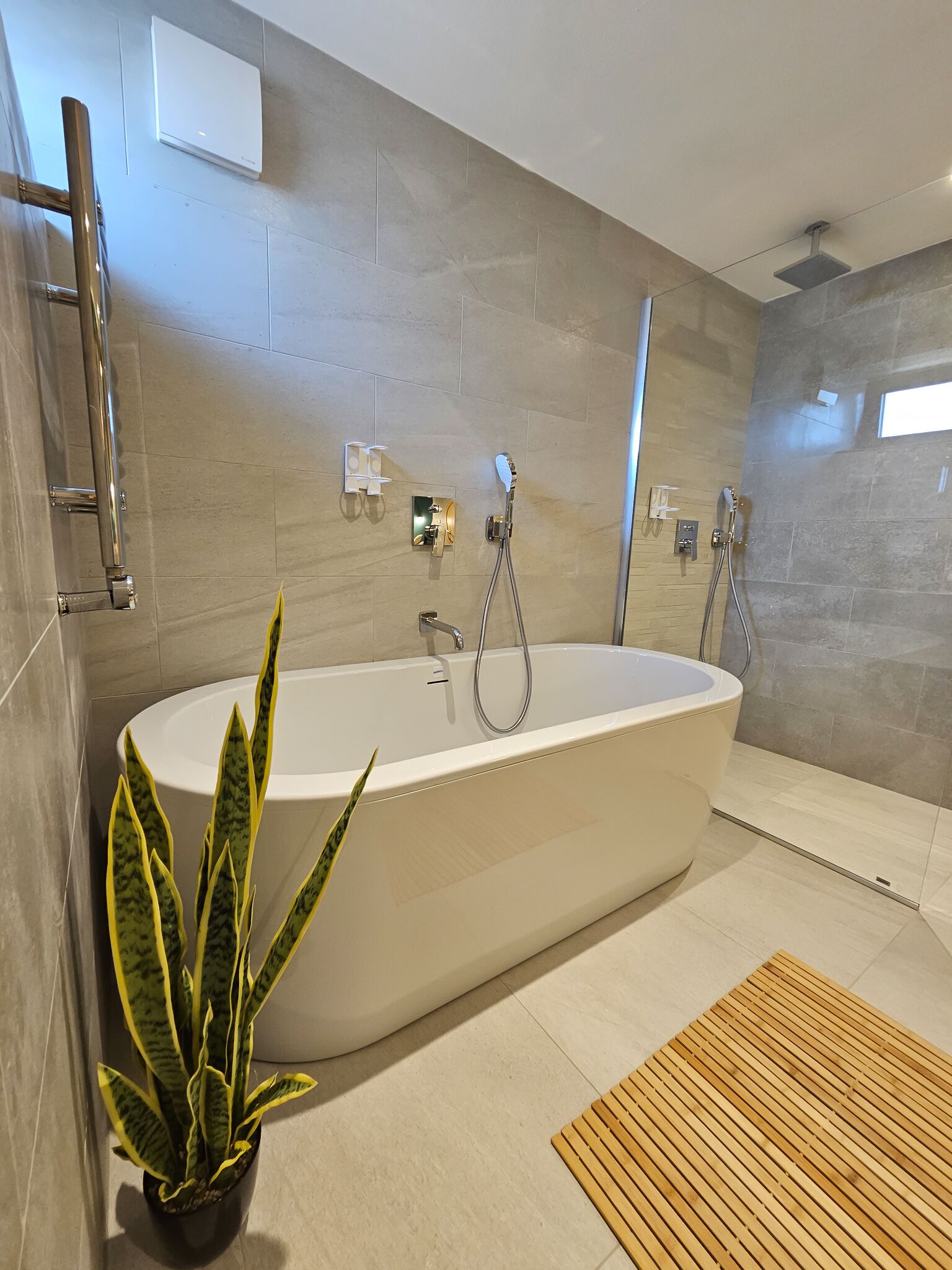 Deluxe Room, Non Smoking, Sea View | Bathroom