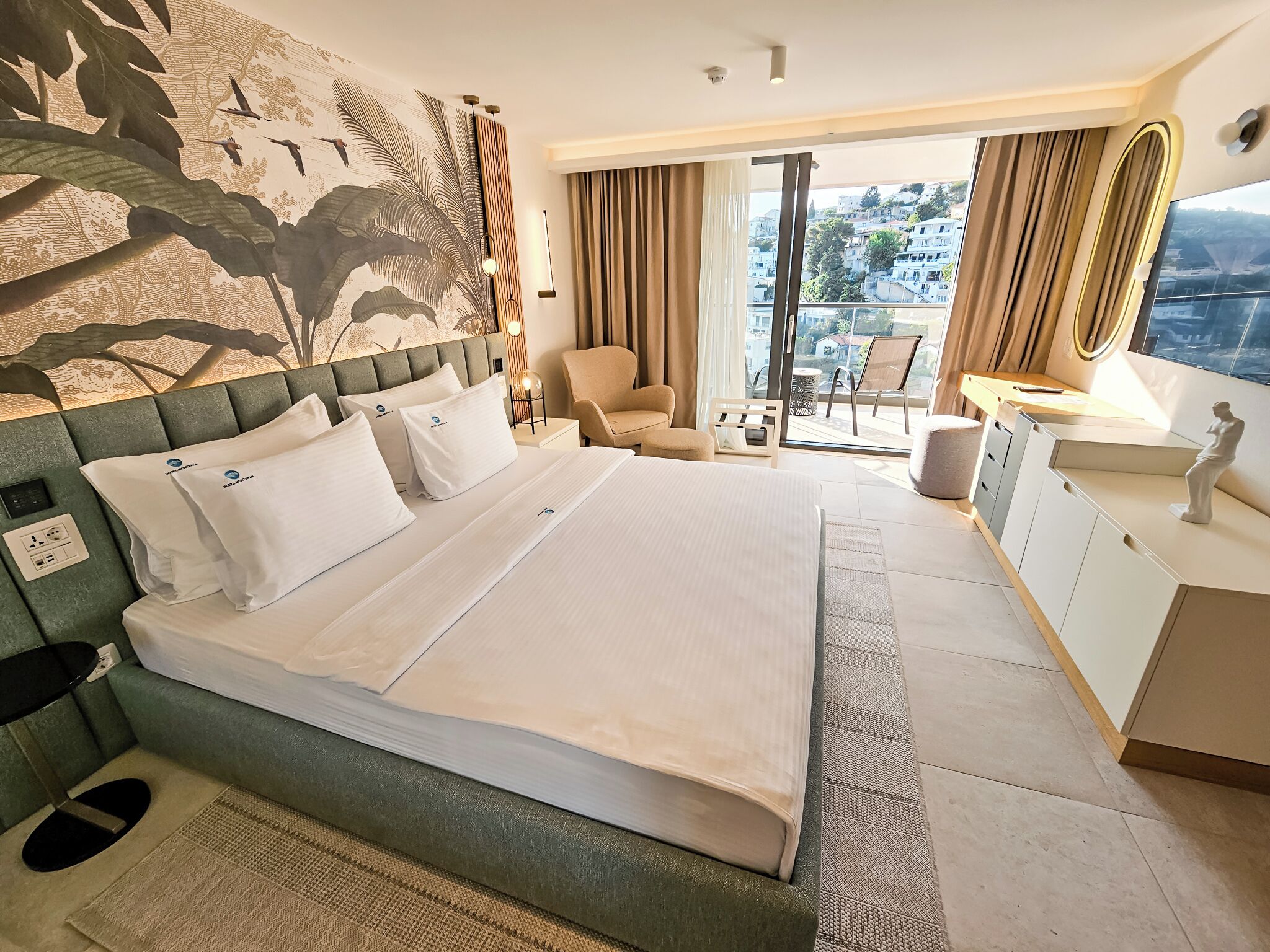 Suite familiale, non-fumeur, vue sur la mer | Literie de qualité, lit avec matelas en mousse à mémoire, coffre-fort