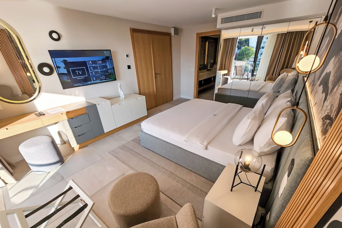 Hochwertige Bettwaren, Betten mit Memory-Foam-Matratzen, Zimmersafe